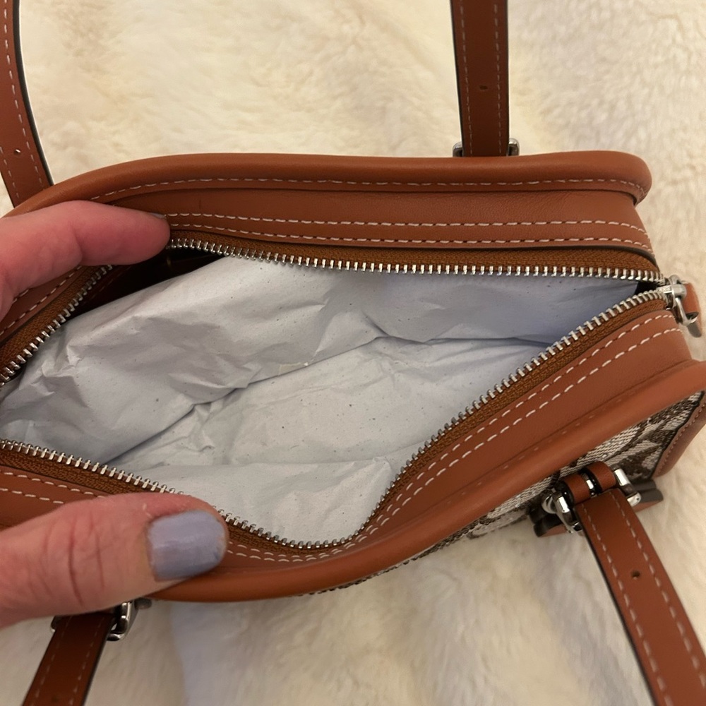 *AUTHENTIC*🍓COACH CRYSTAL SWING ZIP🍓NWOT - Picture 4 of 8